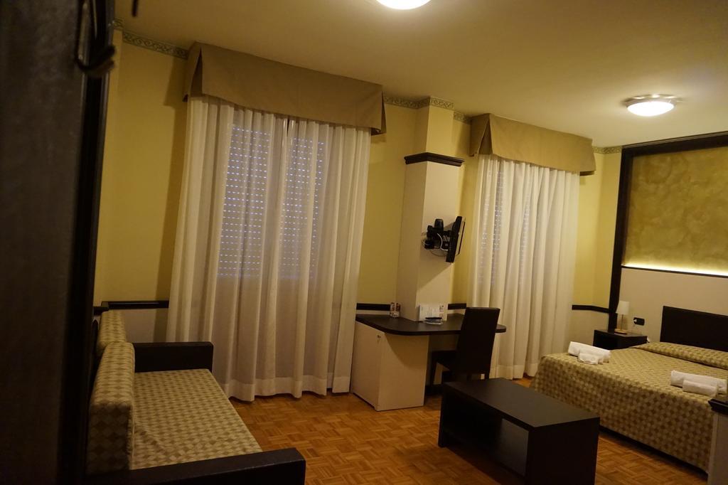 Hotel Astoria فيدينسا الغرفة الصورة